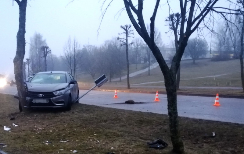 В Новополоцке автомобиль Lada Vesta въехал в дерево