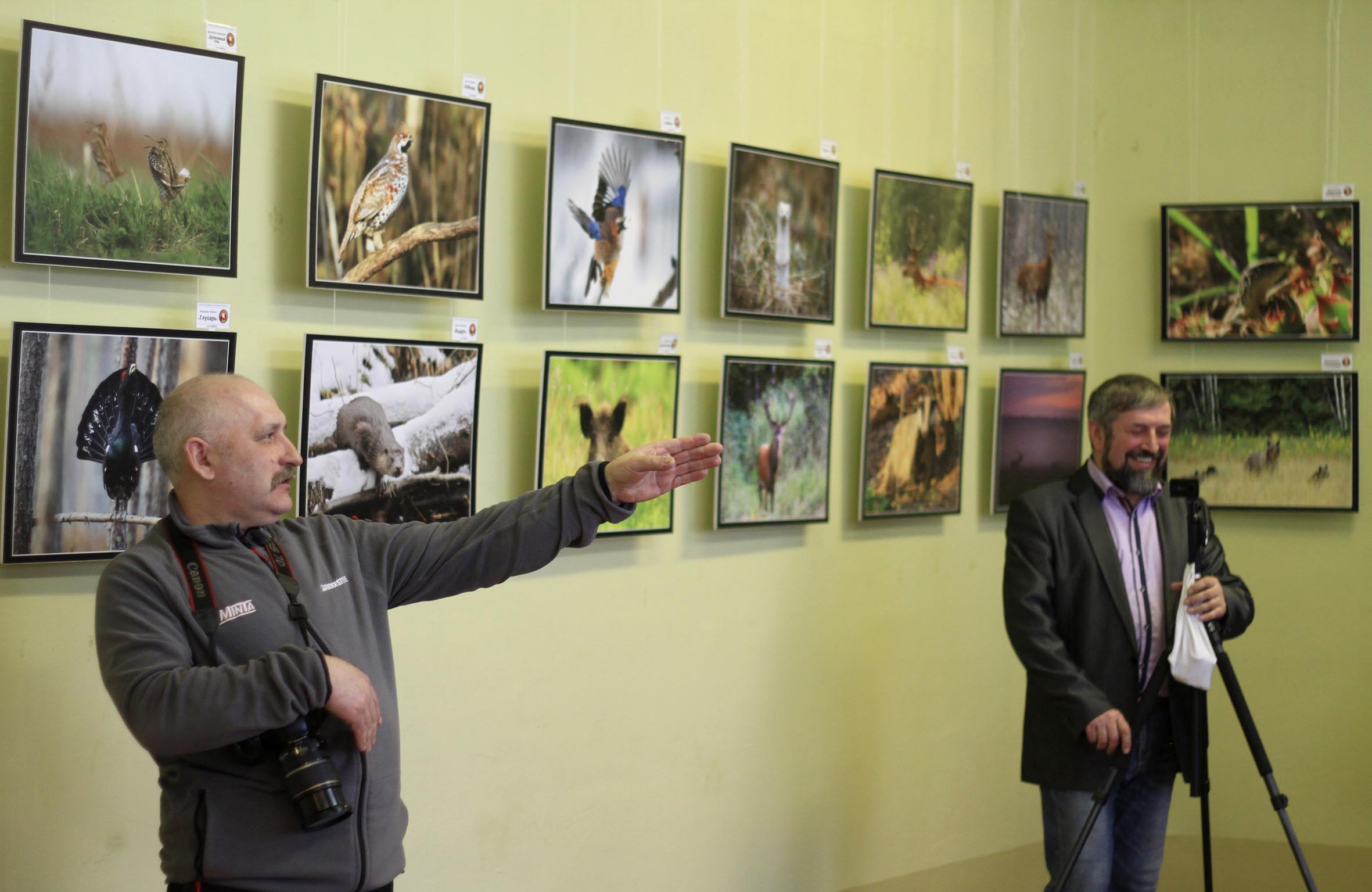 В Шарковщине открылась фотовыставка членов клуба фотоохотников дикой природы Беларуси