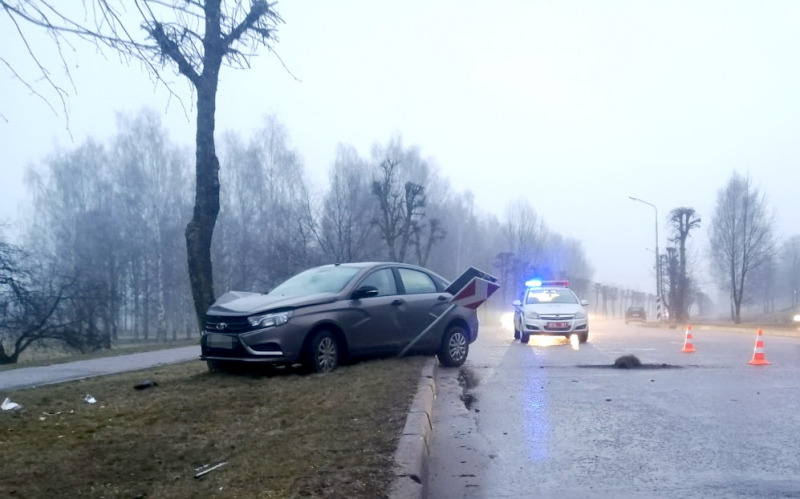 В Новополоцке автомобиль Lada Vesta въехал в дерево