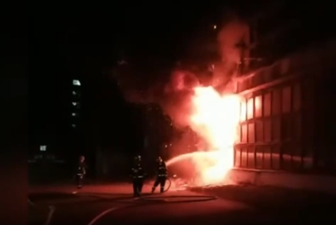 В Витебске горел цех главного корпуса завода «Визас» — видео