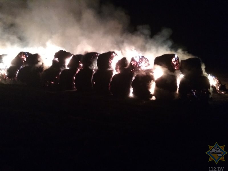 В Толочинском районе огонь уничтожил 25 тонн соломы