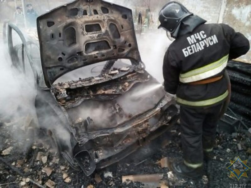 В Лепельском районе пожар в гараже уничтожил автомобиль, мопед и повредил соседний дом