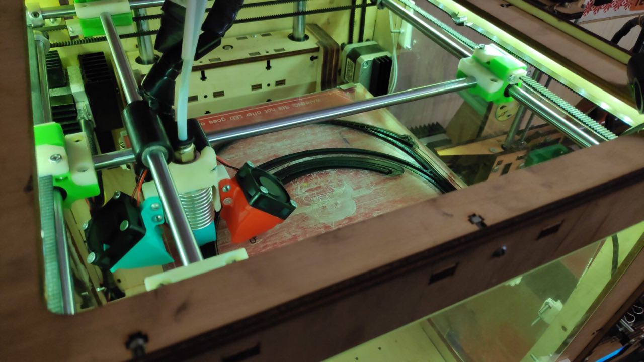 В БНТУ начали печатать экранные маски для медиков на 3D-принтере