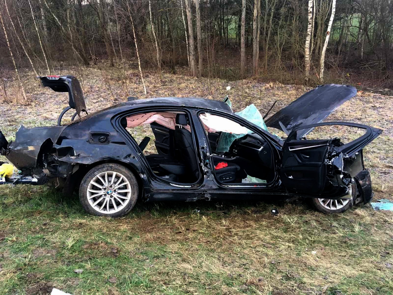 В Полоцком районе BMW вылетел в кювет и перевернулся: водитель погиб, пассажир в больнице