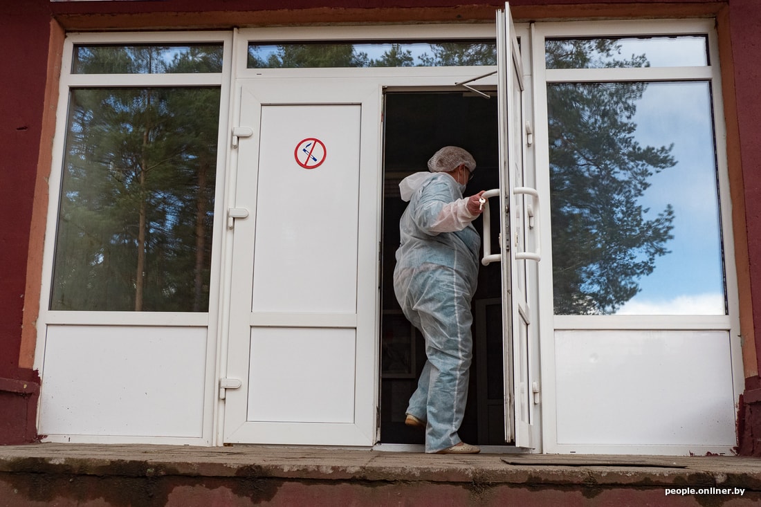 Напуганные Бешенковичи: Врачи живут в гимназии, а местные скидываются на оборудование для больницы