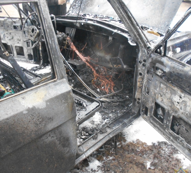 В Новополоцке на стоянке возле дома одновременно горели три автомобиля