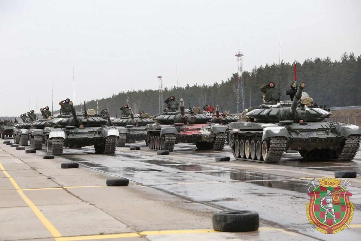Белорусская армия тренируется к параду на аэродроме Липки