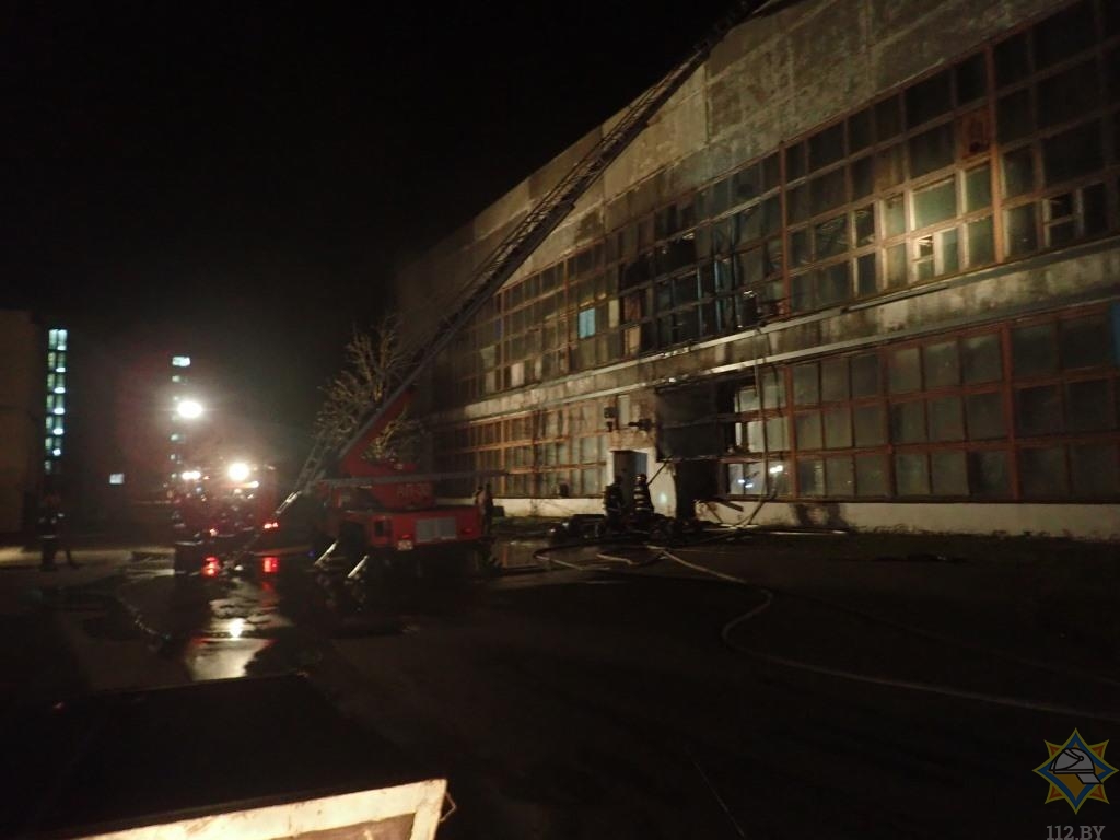 В Витебске горел цех главного корпуса завода «Визас» — видео