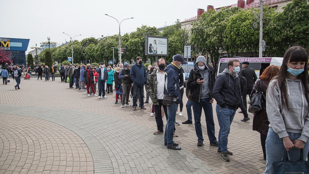 Белорусы стоят в огромный очереди, чтобы подписаться за соперников Лукашенко — фото