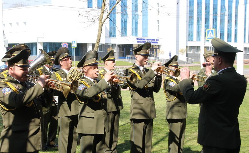Витебские десантники провели парад для 95-летнего ветерана
