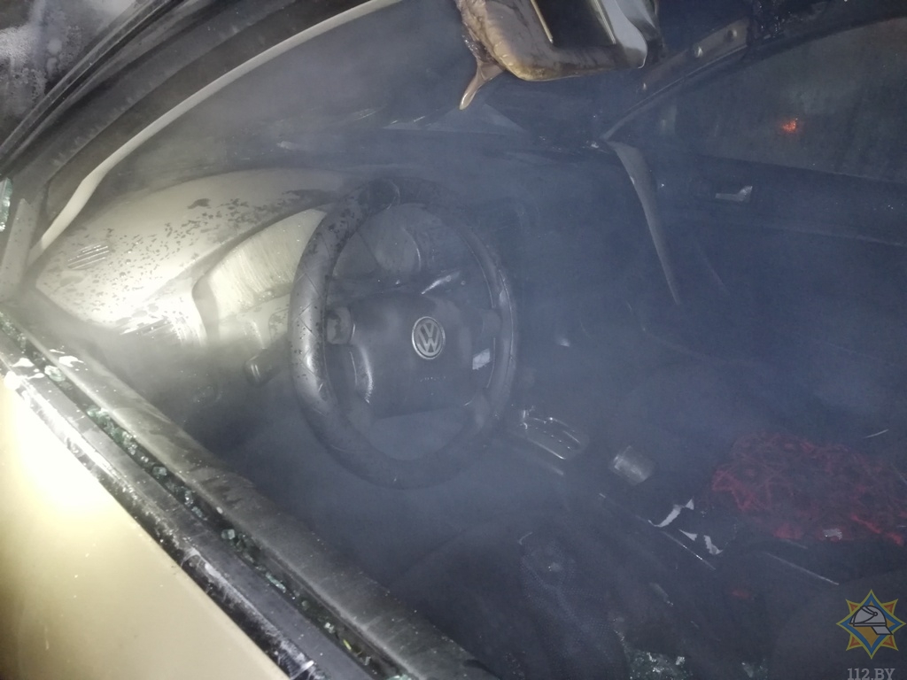 Возле многоэтажки в Орше загорелся автомобиль — видео