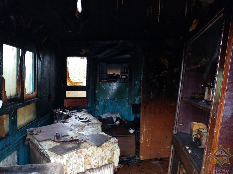 В Лиозно из горящего дома спасатели вытащили женщину, ее сын выскочил сам