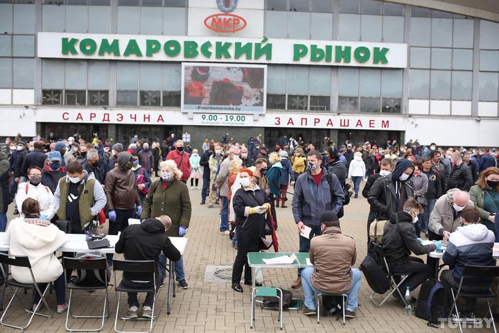 В Минске у Комаровки очереди к пикетам Тихановской и Цепкало