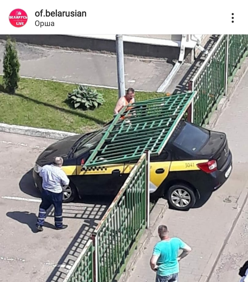 Такси протаранило забор больницы в Орше