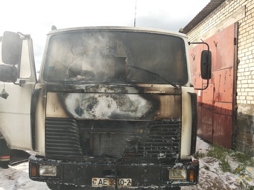 МАЗ сгорел в Новополоцке — видео