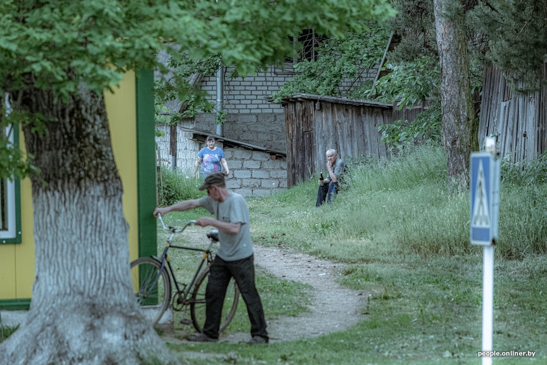 «А в день зарплаты под магазином валяются». Репортаж из Глубокского района, где пили и будут пить
