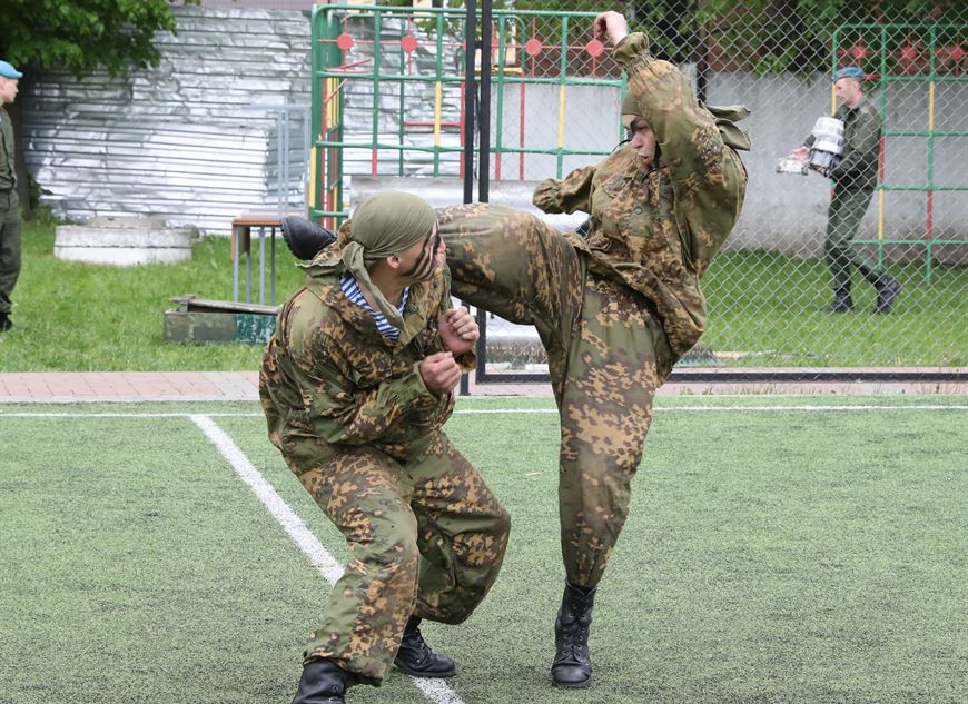 Витебские десантники поздравили воспитанников детского дома с Днем защиты детей - фото