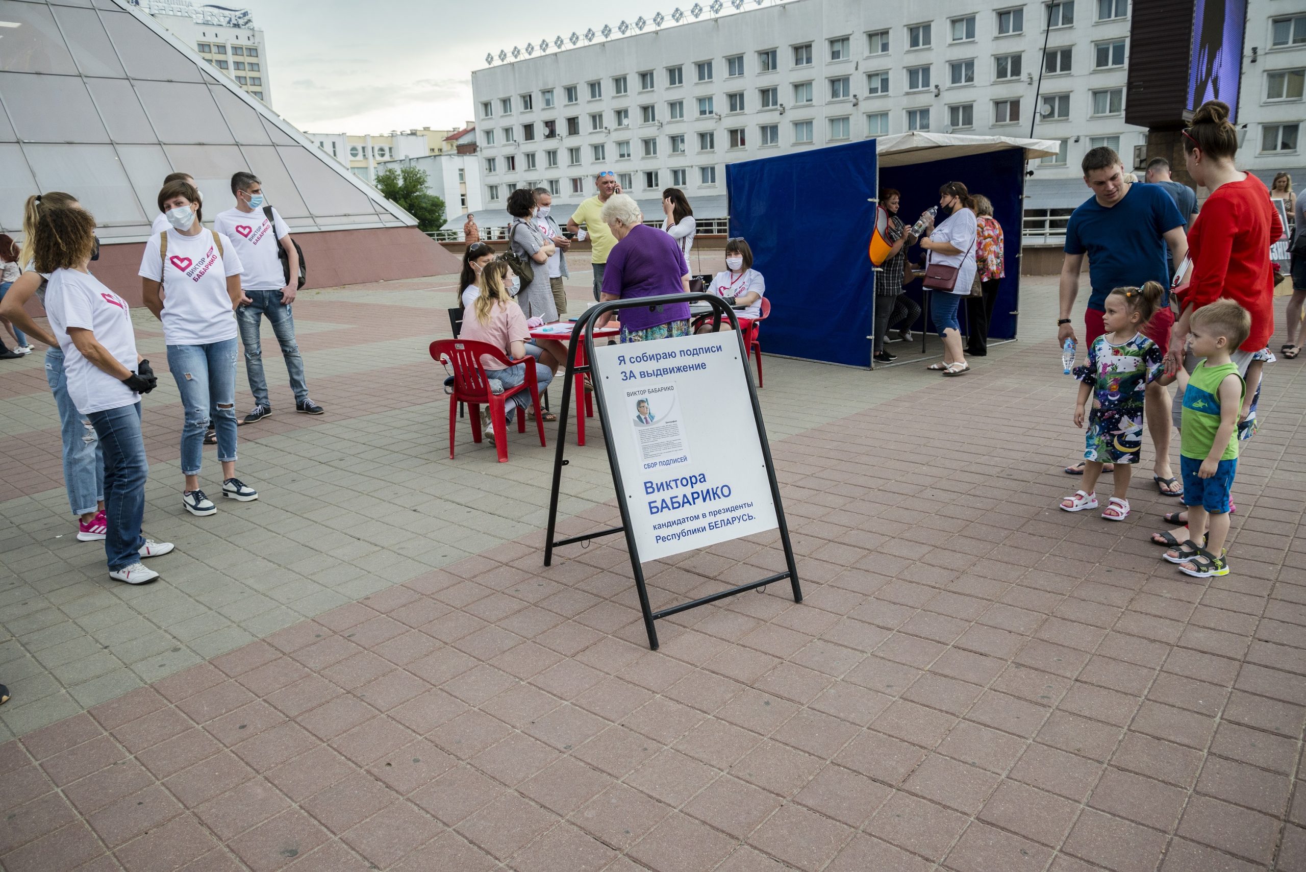 «Мы пришли за свободой!». Цепь выстроилась у «Пирамиды» в Витебске