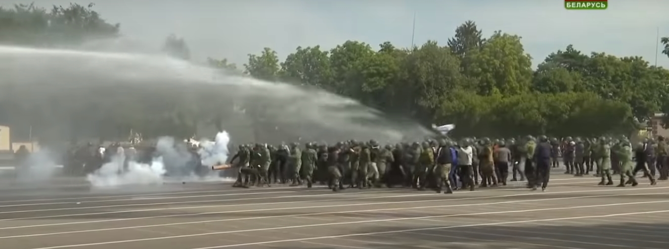 Лукашенко продемонстрировали учебный разгон митинга — видео