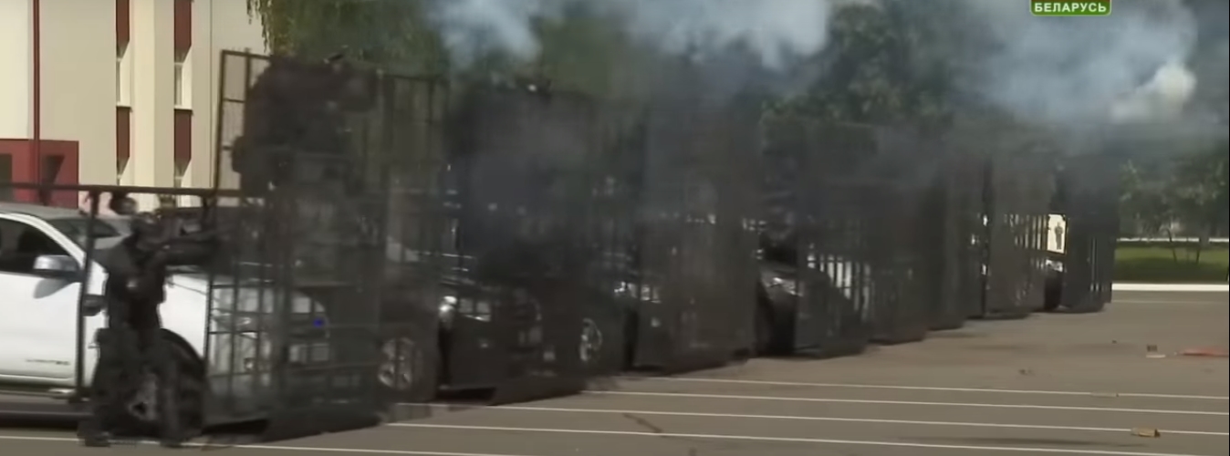 Лукашенко продемонстрировали учебный разгон митинга — видео