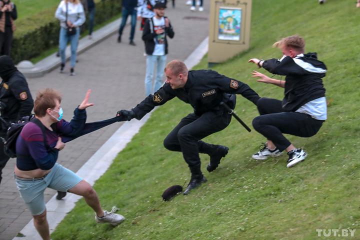 В городах Беларуси прошли протесты, задержания и стычки с милицией