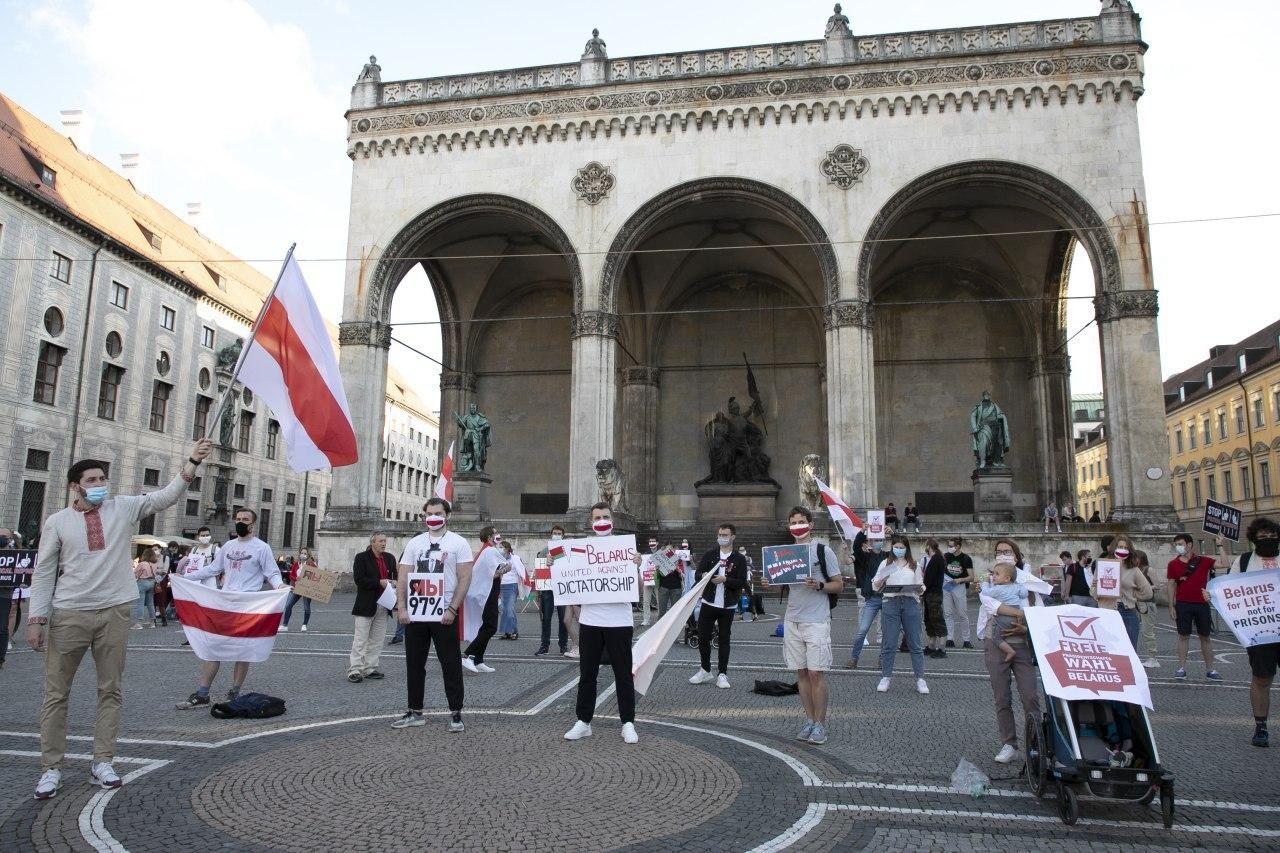 Акции солидарности с белорусами прошли во многих городах Европы