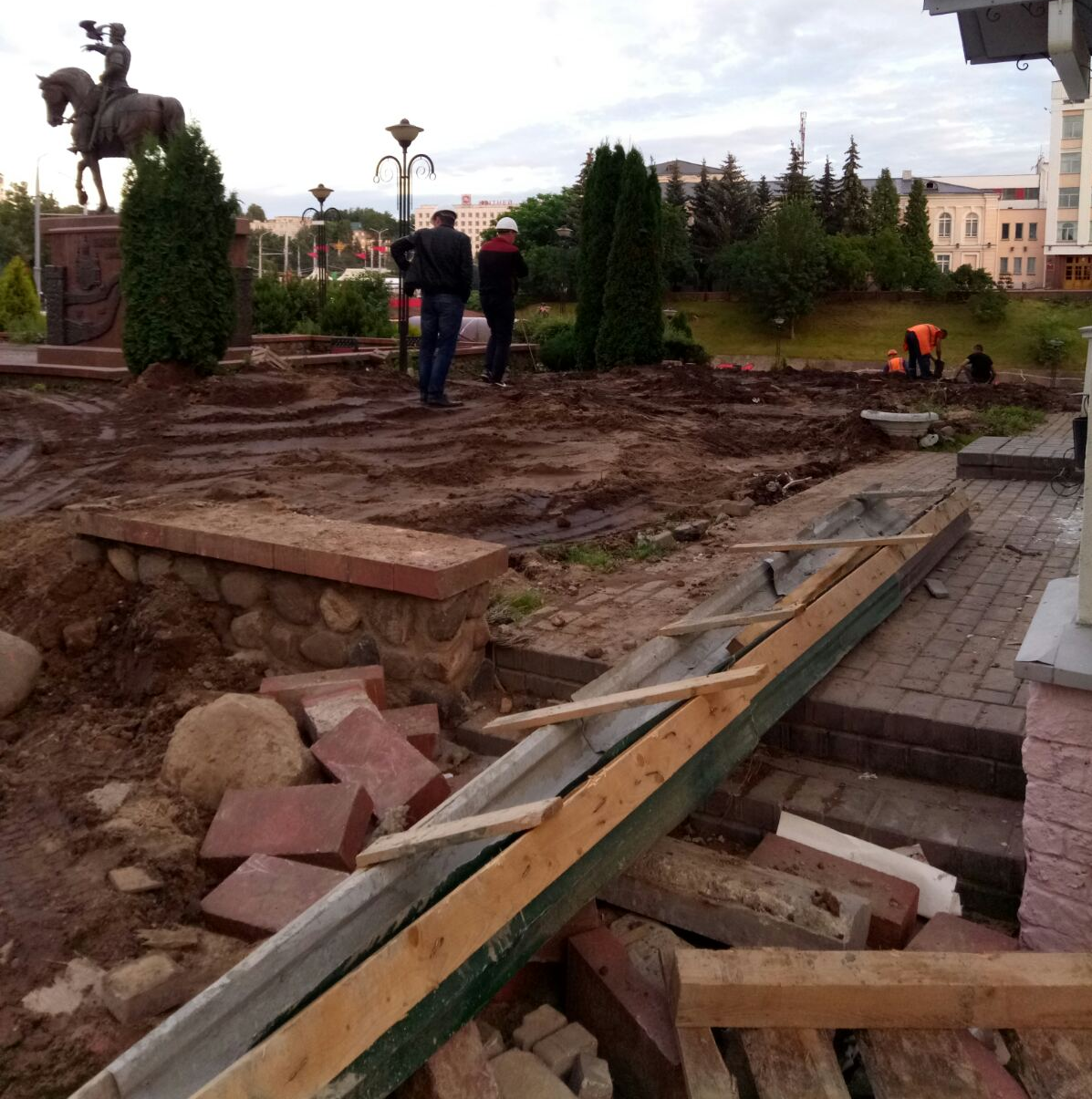 Перад прыездам самі ведаеце каго горад ліхаманка б'е...