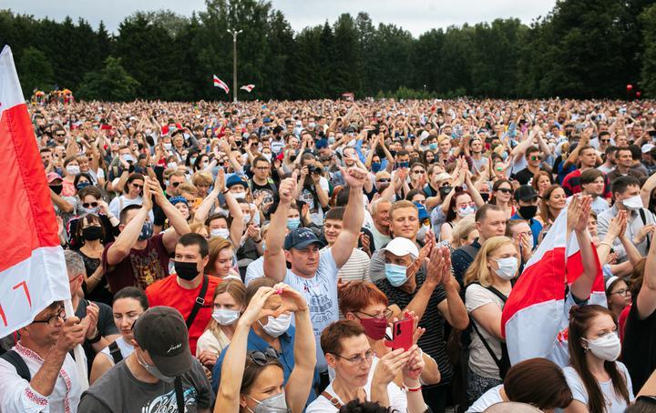 На пикет Тихановской в Минске пришло более 7000 человек