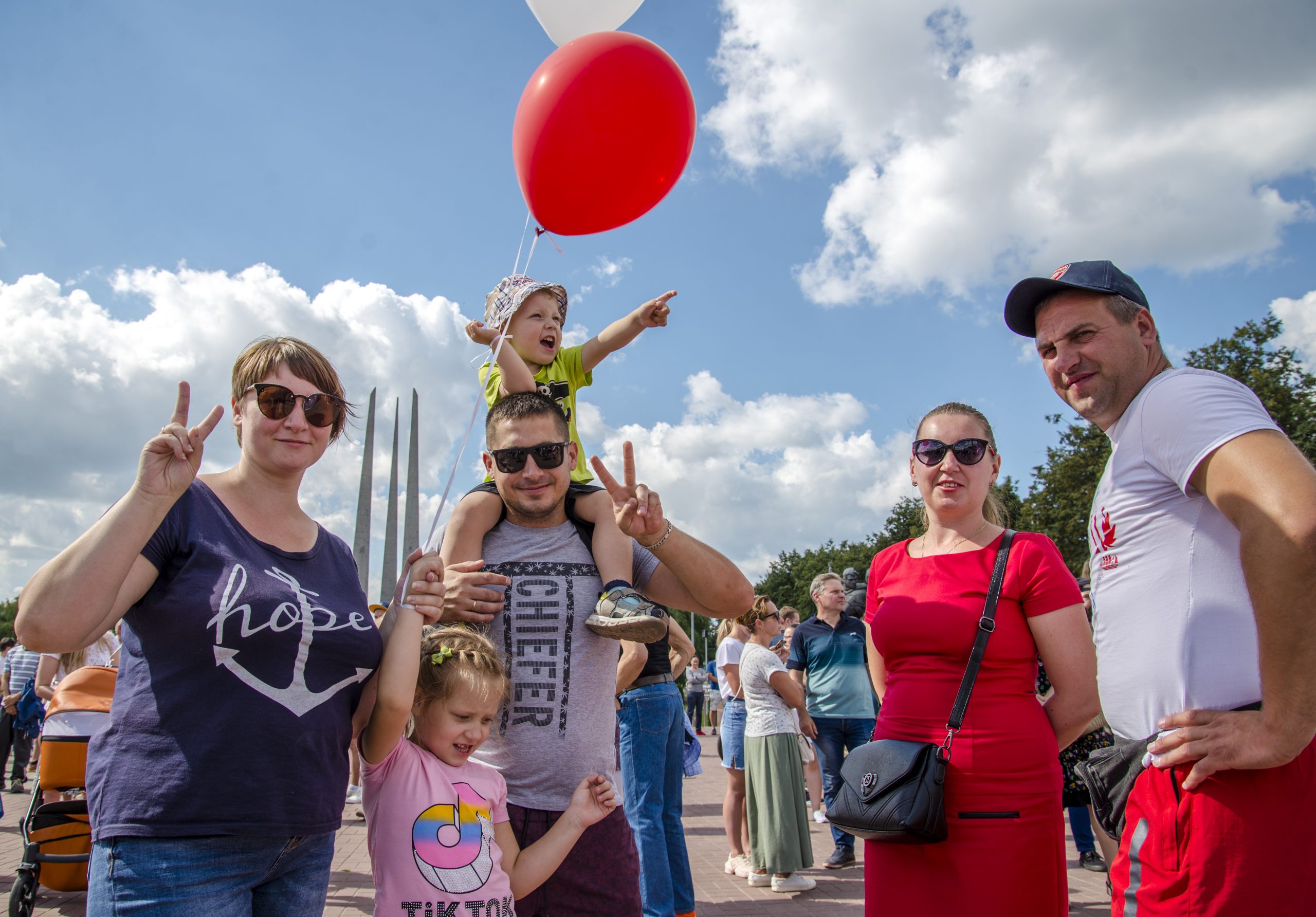 “Мы, БЕЛАРУСЫ – мірныя людзі, Сэрцам адданыя роднай зямлі...”