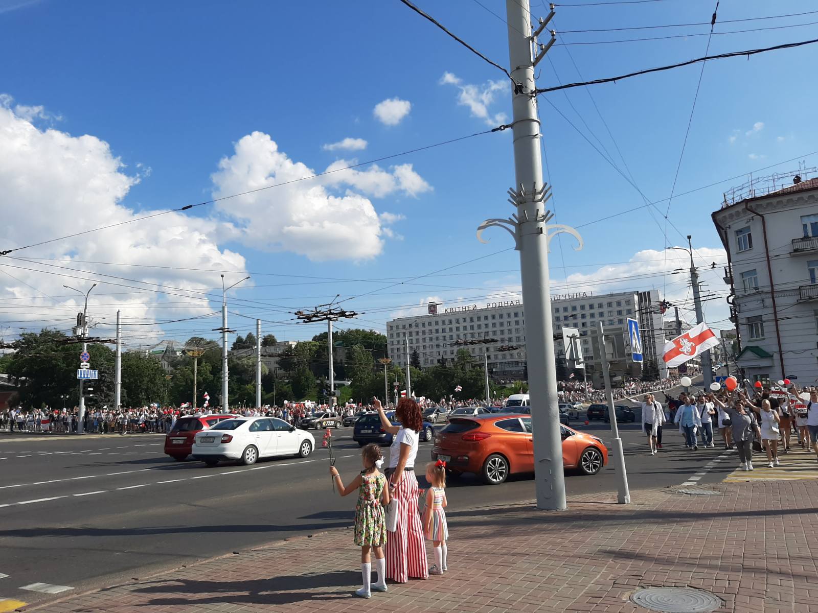 “Мы, БЕЛАРУСЫ – мірныя людзі, Сэрцам адданыя роднай зямлі...”