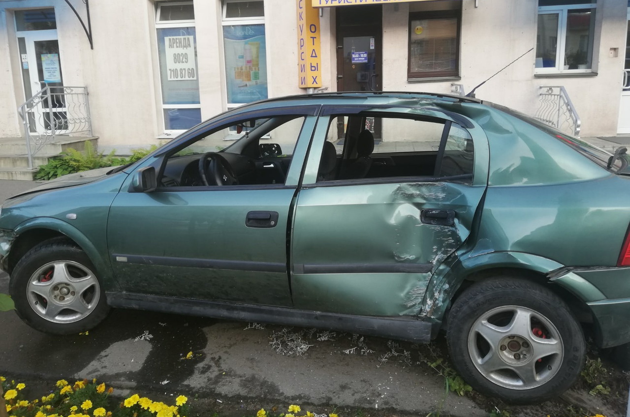 Сегодня на проспекте Черняховского в Витебске автомобиль снес дерево, четверо пострадали