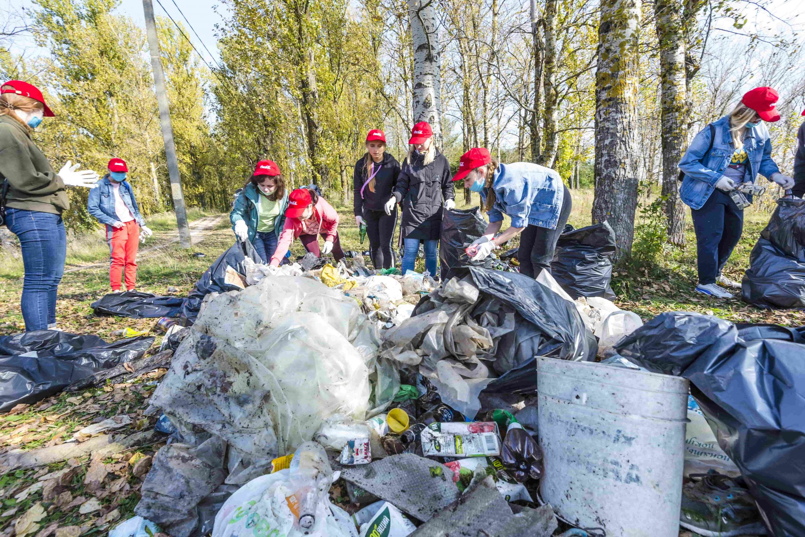 Международный день уборки в Витебской области. Студенты приводили в порядок Юрьеву Горку
