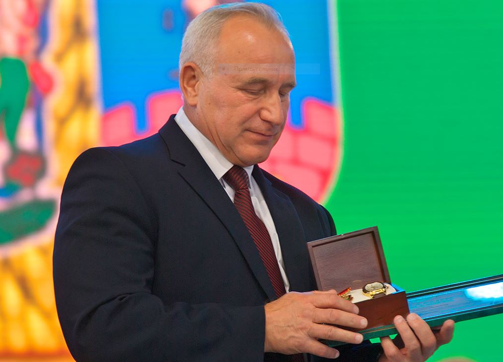 Золотые часы от Президента. Рассмотрим внимательно подарок губернатору Витебской области