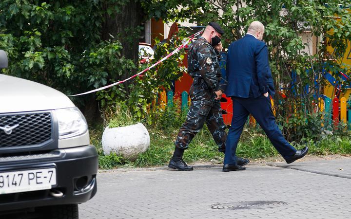 Витебляне перепрыгнули через забор посольства Швеции в Минске и просят убежища