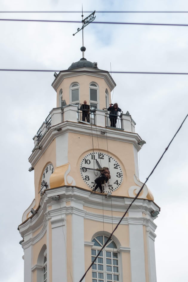 Замена стрелок на главных часах города Витебска. Фотофакт