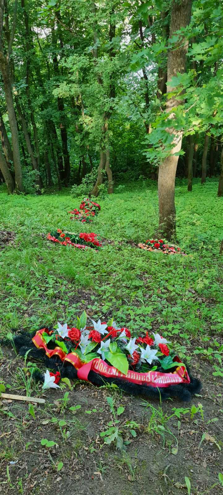 ФотоФакт. В центре города венки с могил советским офицерам, сброшены в овраг
