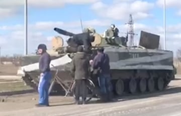 Украинские сельчане захватили боевую машину десанта РФ и взяли в плен русского солдата