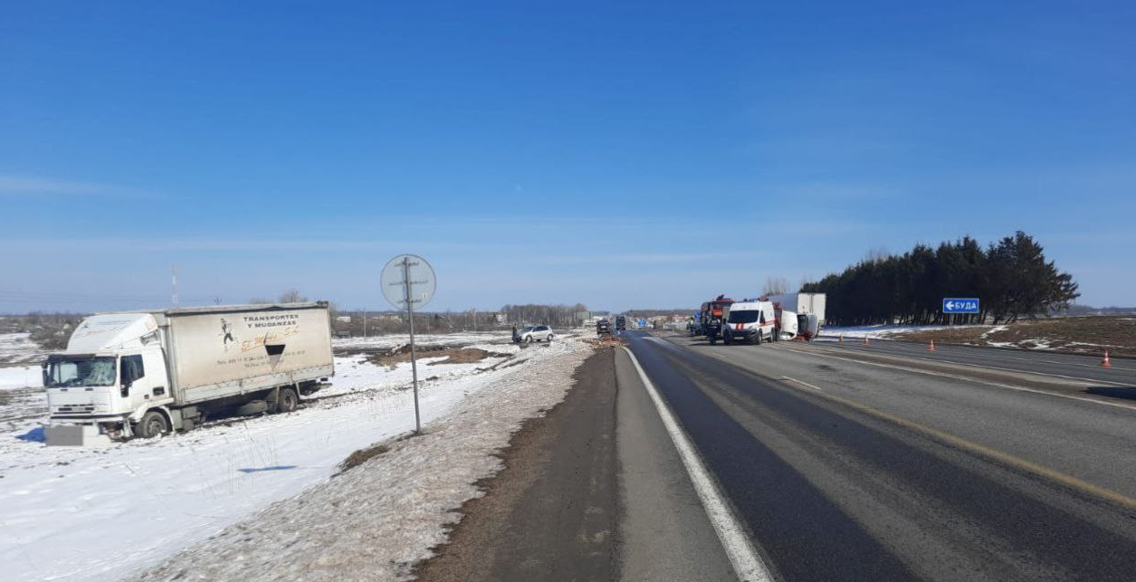 Сегодня в Витебской области на трассе М-1 произошло ДТП: грузовик перевернулся