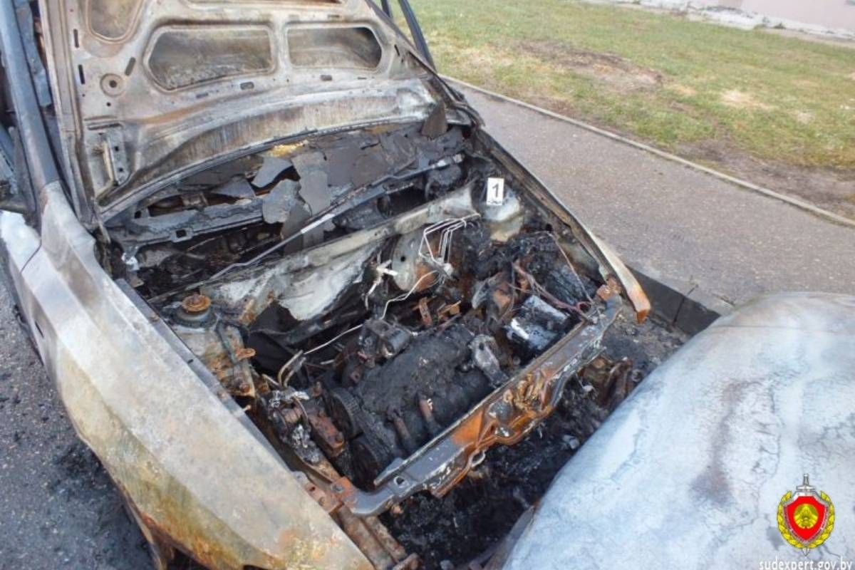 В Витебске Fiat самопроизвольно завёлся, загорелся и столкнулся с другими авто