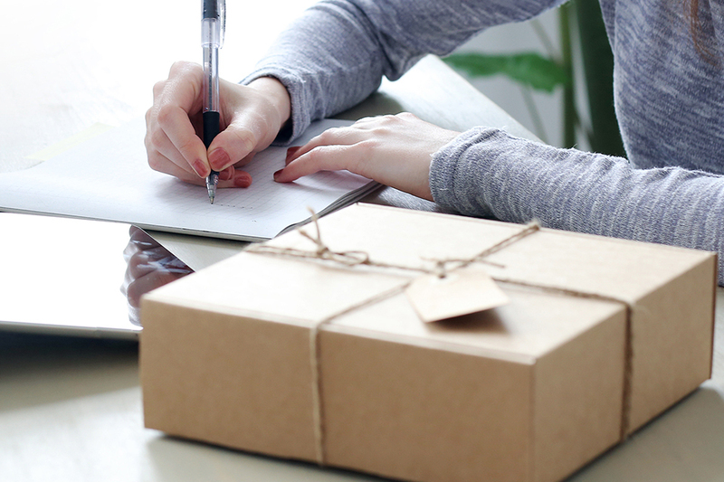 В Витебске задержали женщину, отправлявшую клиентам вместо товаров странные посылки